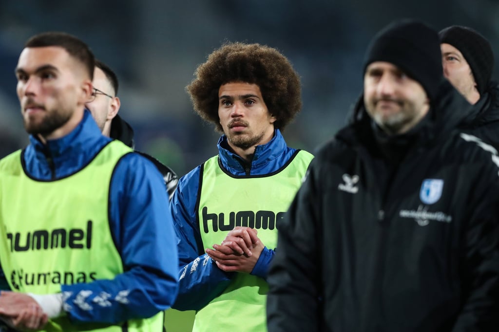 Jonah Fabisch (Mi.) und Emir Kuhinja gehören zu den jungen Talenten im FCM-Kader.