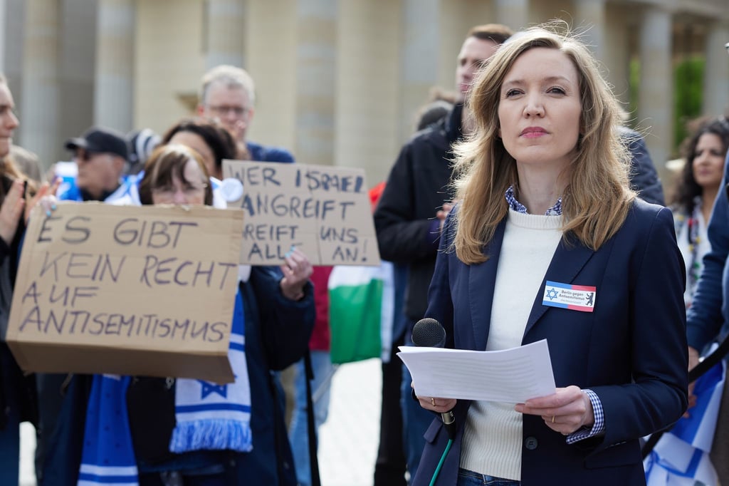 Ottilie Klein nimmt an der Solidaritätsdemonstration der Deutsch-Israelischen Gesellschaft teil.