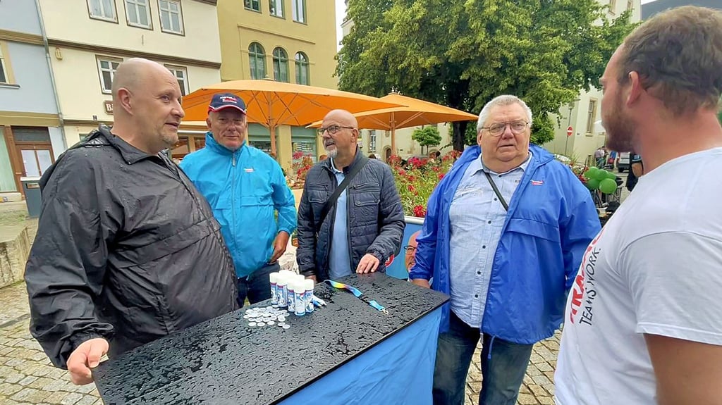 Stadtrat Michael Krebs (links) und Kreis- und Landtagsabgeordneter Daniel Rausch (Mitte) am Wahlstand am Hennebrunnen.