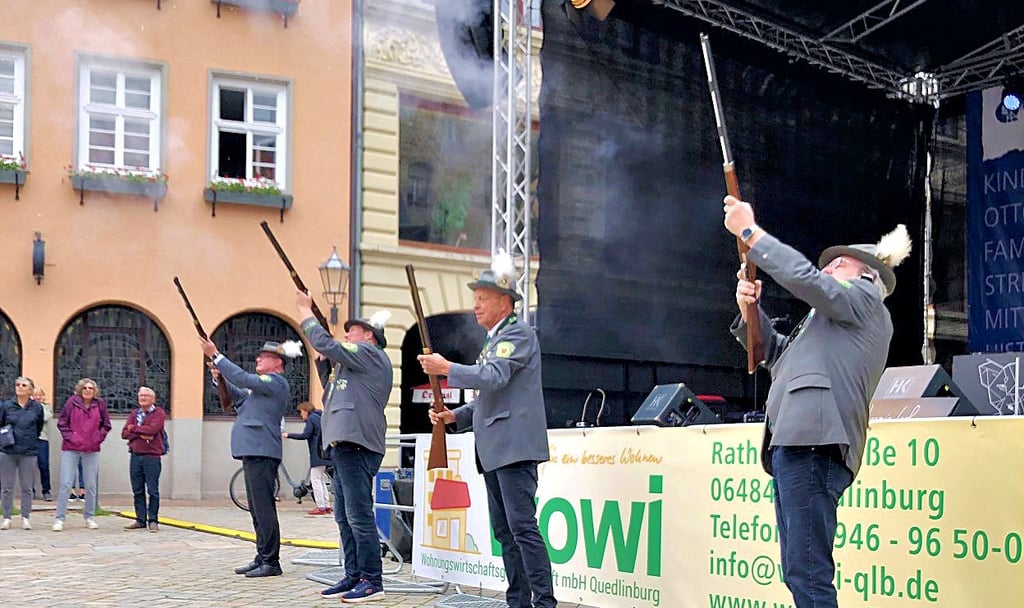 Unüberhörbarer Startschuss für das Stadtfest: die Altstädter Schützengilde Hubertus beim Salut.