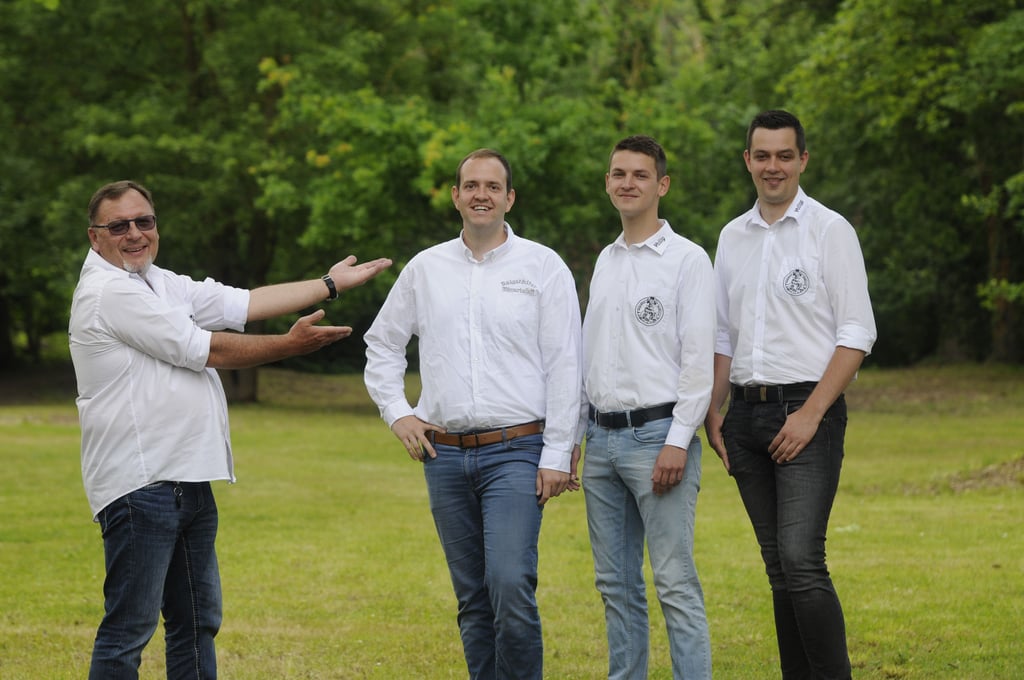 Voilà, die Neuen: Manfred Klatt (l.), bisher Chef des Ablassvereins, präsentiert das junge Vorstands-Trio Vincent Kersten (v. l.), Philip Mucke, Philipp Herrmann.