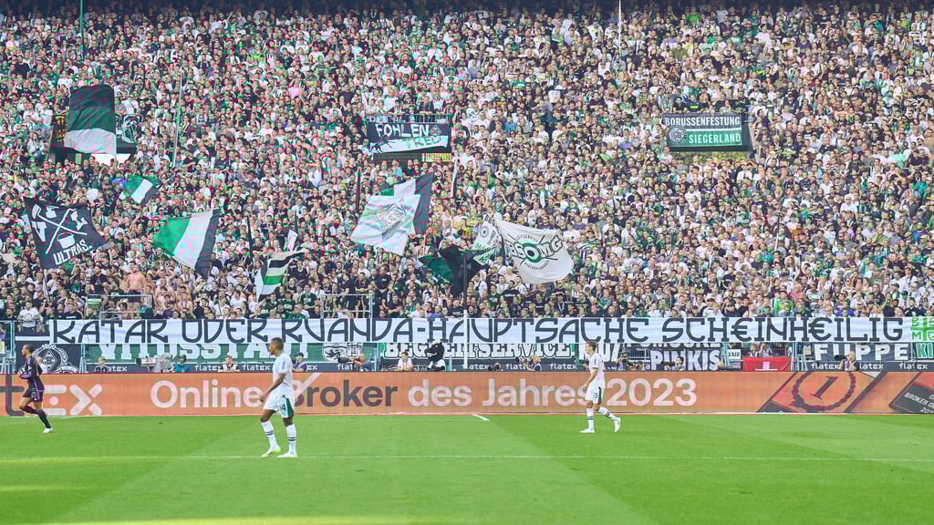 Protest der Fans von Borussia Mönchengladbach gegen die Bayern-Sponsoren.