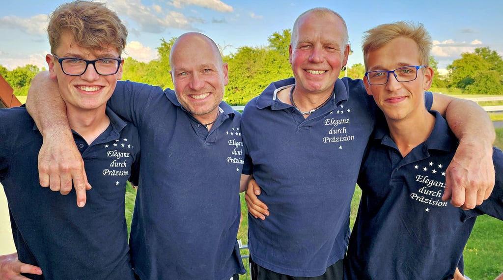 Sie tanzen beim Männerballett ganz in Familie: Pascal (.) mit Vater Andreas Fink (2.v.l) und Chris Gärtner mit seinem Sohn Lion (r.).