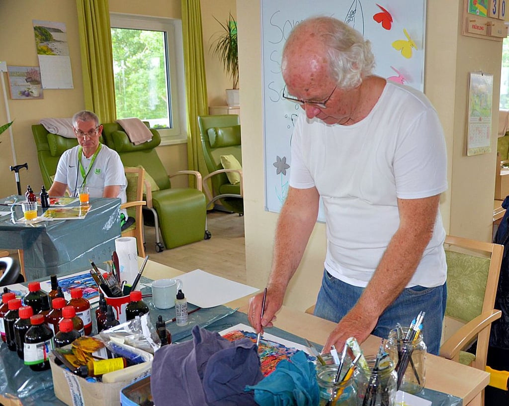Der Wolfsburger Künstler Gert Willemann war jüngst zu Gast beim DRK und hat einen Kunstkurs angeboten.