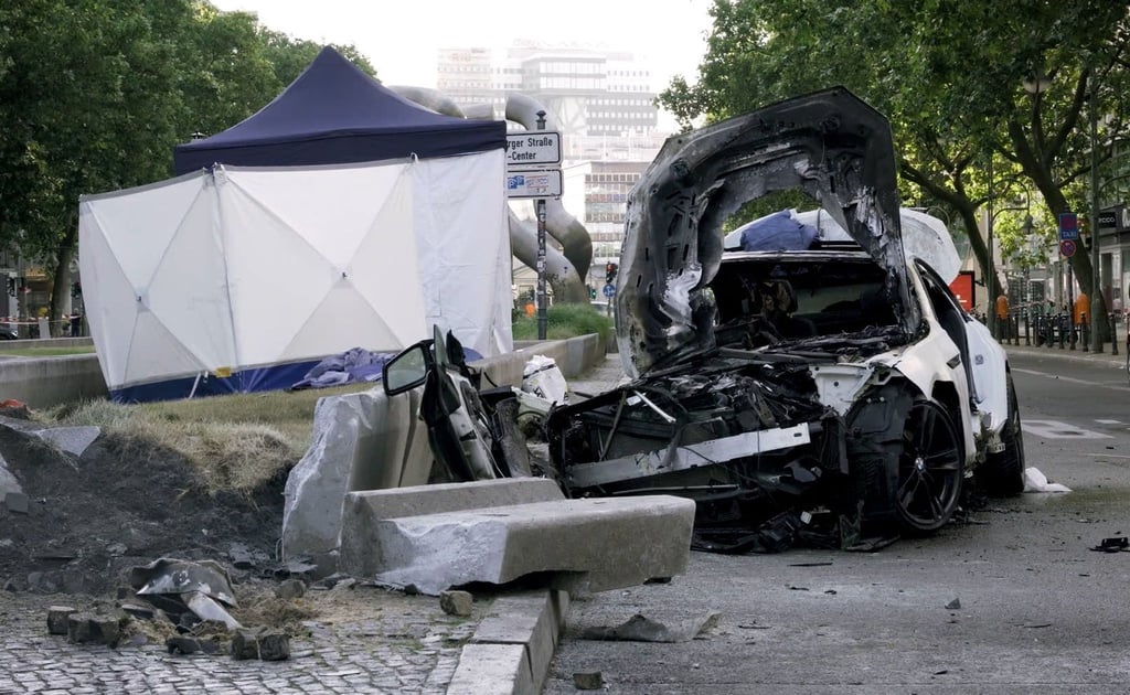 Das Wrack eines Autos steht nach einem Unfall auf der Tauentzienstraße.