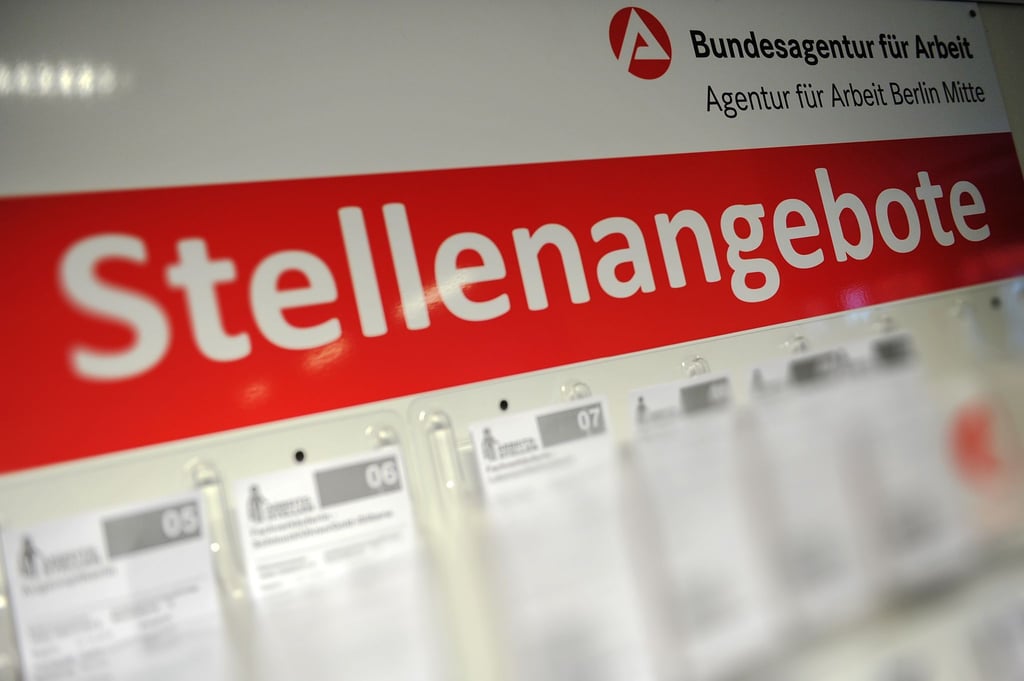 Eine Hinweistafel mit offenen Stellen im Gebäude der Bundesagentur für Arbeit in Berlin.