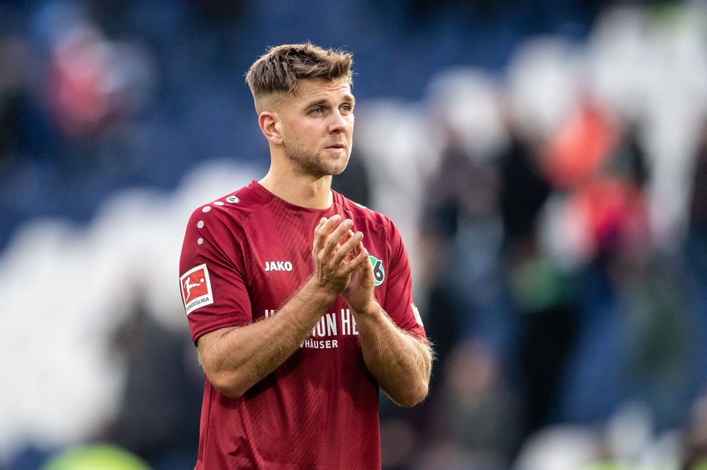Hannovers Niclas Füllkrug steht nach dem Spiel auf dem Platz.