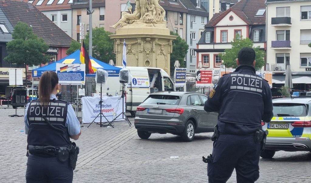 Einsatzkräfte der Polizei sind auf dem Mannheimer Marktplatz im Einsatz.