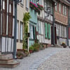 Verschiedene Orte in Sachsen-Anhalt - hier eine Gasse in Quedlinburg - sind am Unesco-Welterbetag 2024 zu besichtigen.