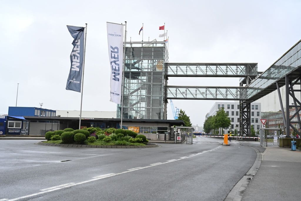 Blick auf das Werkstor der Meyer Werft.