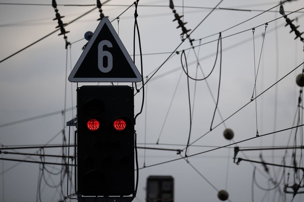 Ein Signallicht für Züge zeigt rot.