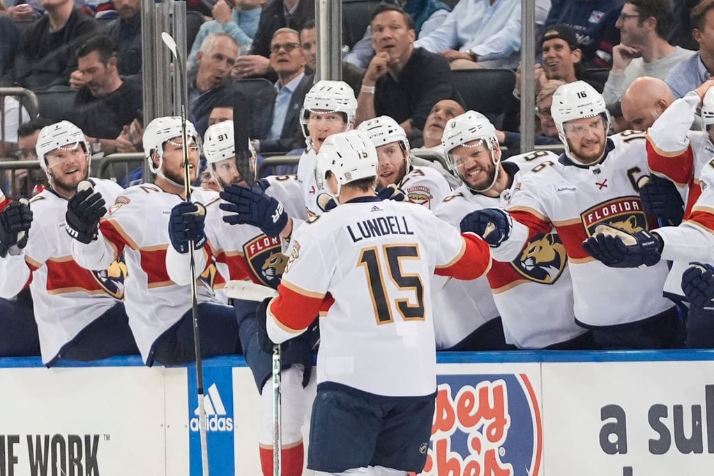 Die Florida Panthers bejubeln den Sieg gegen die New York Rangers.
