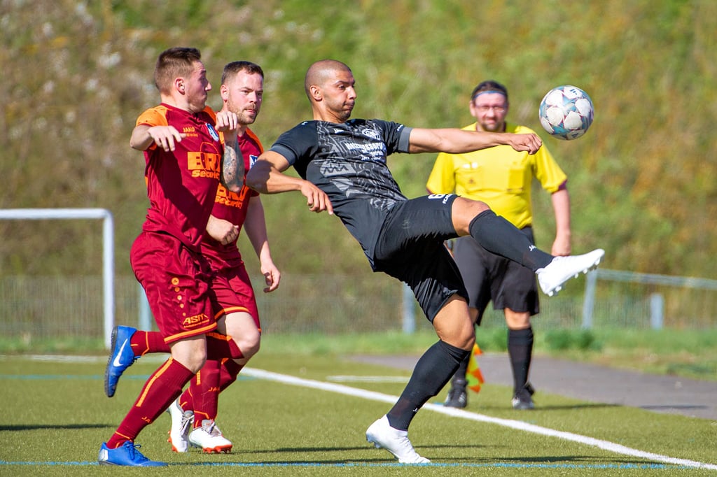 Der FC RSK Freyburg mit Sergio Schulz (r.) und Blau-Weiß Bad Kösen – hier Nick Petersen (v.l.) und Stephan Breitfeld – könnten, wenn es für sie optimal läuft, am späten Samstagnachmittag den Landesklasse-Verbleib feiern.