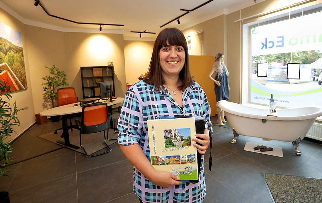 Mitarbeiterin Christin Dornblut im neuen Wobau-Büro am Markt.
