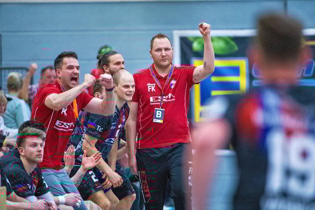 Fabian Kunze reckt die geballte Faust: Nach 14 in der Rückrunde geholten Punkten bleiben der HCB-Trainer und dessen Schützlinge in der 3. Liga.