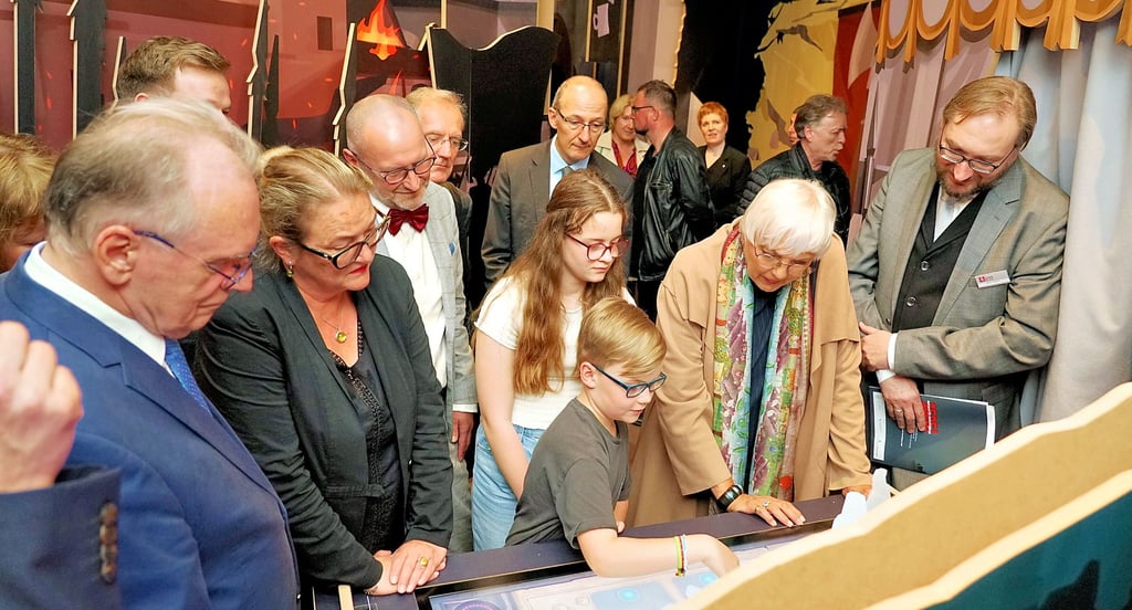 Wie man in der Ausstellung spielen kann, zeigt hier Olli (10) aus Polleben den Gästen: Ministerpräsident Reiner Haseloff, Bundestagsabgeordnete Katrin Budde (von links) und Staatsministerin Claudia Roth (2. von rechts). Museumsleiter Mirko Gutjahr (rechts) erläuterte die Mitmachausstellung.