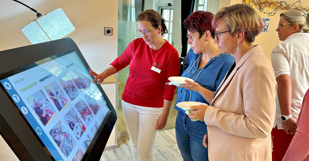 Sandy Parthu führt Doreen Perschke und Bereichsleiterin Karina Rohde (von links) das „CareTable“ im Schnelldurchgang vor.