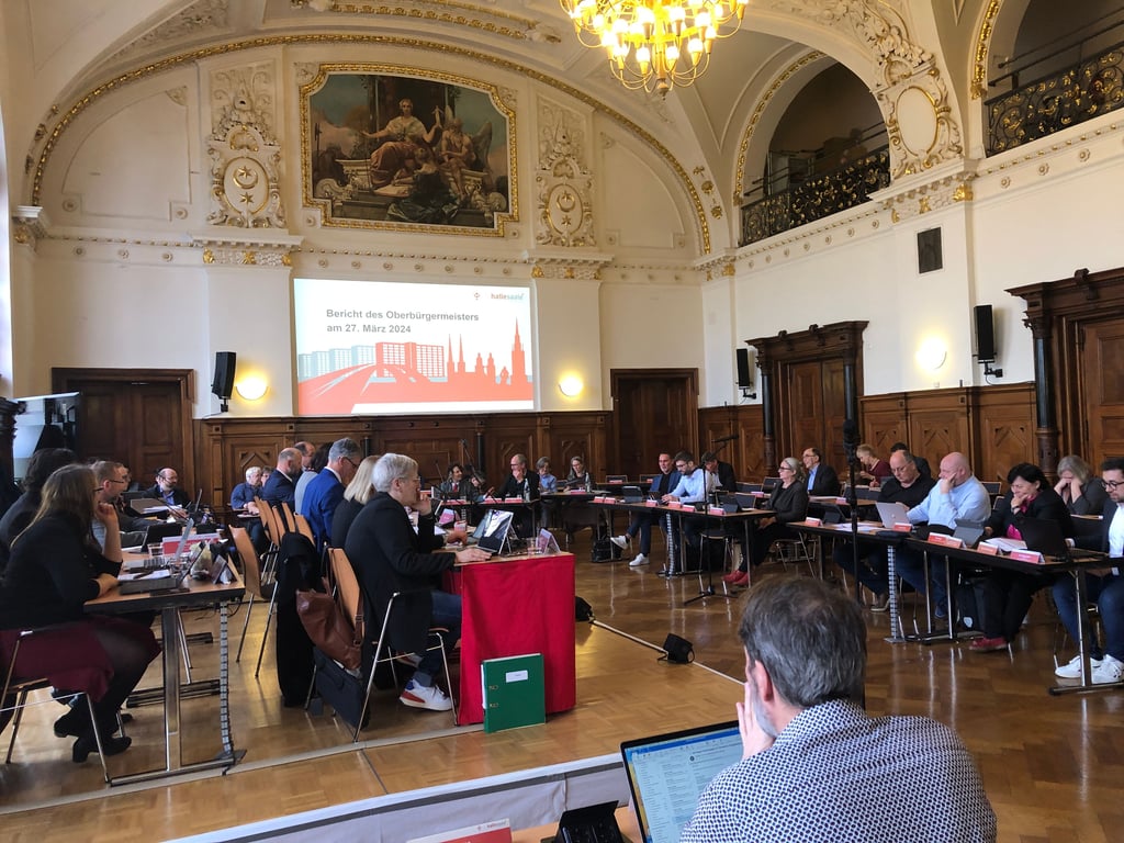 Der hallesche Stadtrat tagt im Stadthaus. Die AfD-Fraktion sieht sich Kritik wegen der Fraktionsfinanzierung ausgesetzt.