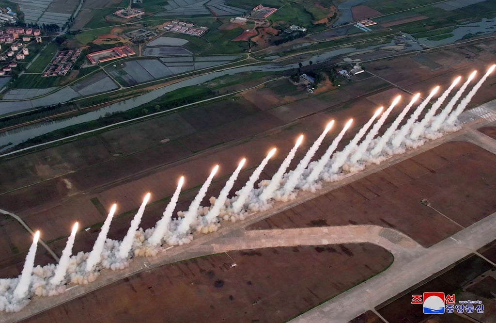 Die von der staatlichen nordkoreanischen Nachrichtenagentur zur Verfügung gestellte Aufnahme soll einen Raketentest an einem nicht genannten Ort zeigen.
