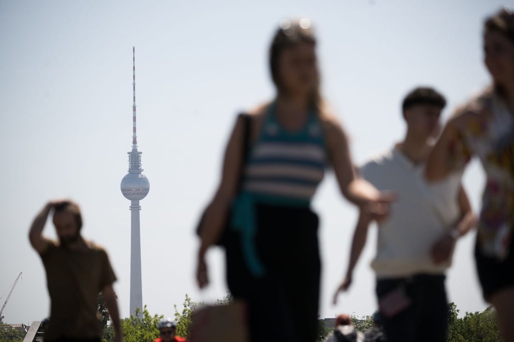 Menschen gehen bei Sonnenschein im Ortsteil Gesundbrunnen.