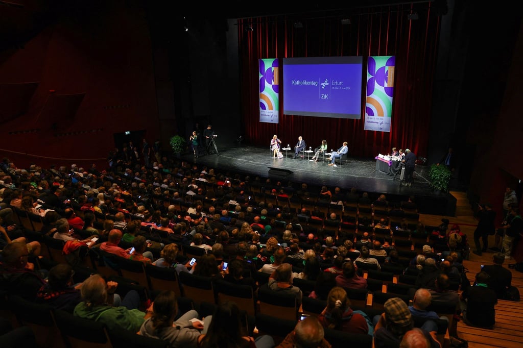 Podiumsdiskussion „Gemeinschaft stärken, Gesellschaft gestalten - Unsere Verantwortung für die Demokratie“ mit Bundeskanzler Olaf Scholz auf dem Katholikentag in Erfurt.