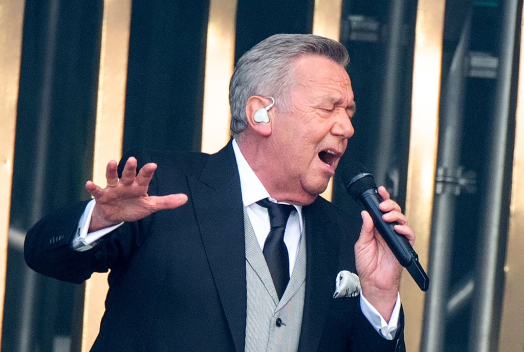 Mit einem umjubelten Konzert in Bad Segeberg ist Schlagerstar Roland Kaiser in seine Jubiläumstour gestartet.