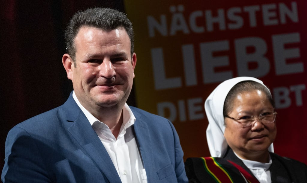 Hubertus Heil (SPD), Bundesminister für Arbeit und Soziales, steht vor Beginn der Debatte "Eine Welt - Keine Sklaverei" auf dem Deutschen Katholikentag in Erfurt neben Schwester Rose Paite aus Indien.