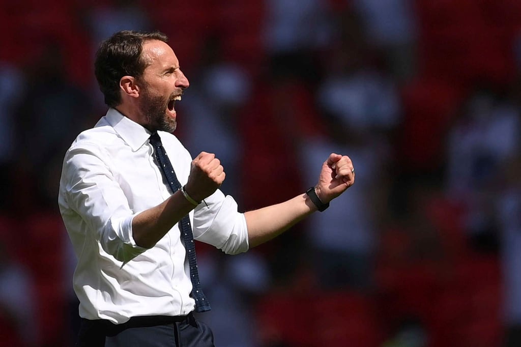 Englands Nationaltrainer Gareth Southgate jubelt nach dem Auftaktsieg.