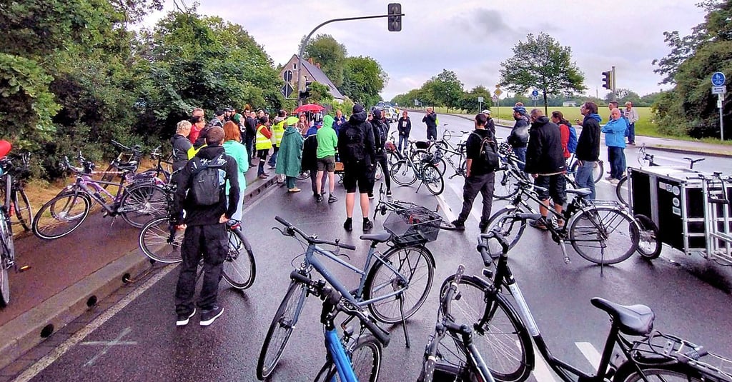 Radfahrer demonstrieren an der Mildenseer Unfallkreuzung.