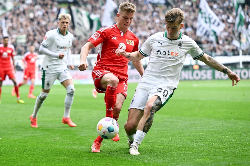 Mönchengladbachs Luca Netz (r) und Berlins Andras Schäfer kämpfen um den Ball.