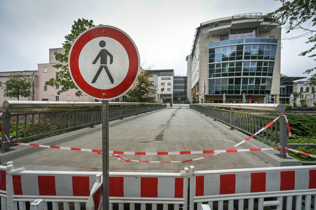 Die Fußgängerbrücke in der Fabrikstraße über den Fluss Chemnitz ist gesperrt und wurde um gut einen Meter angehoben.