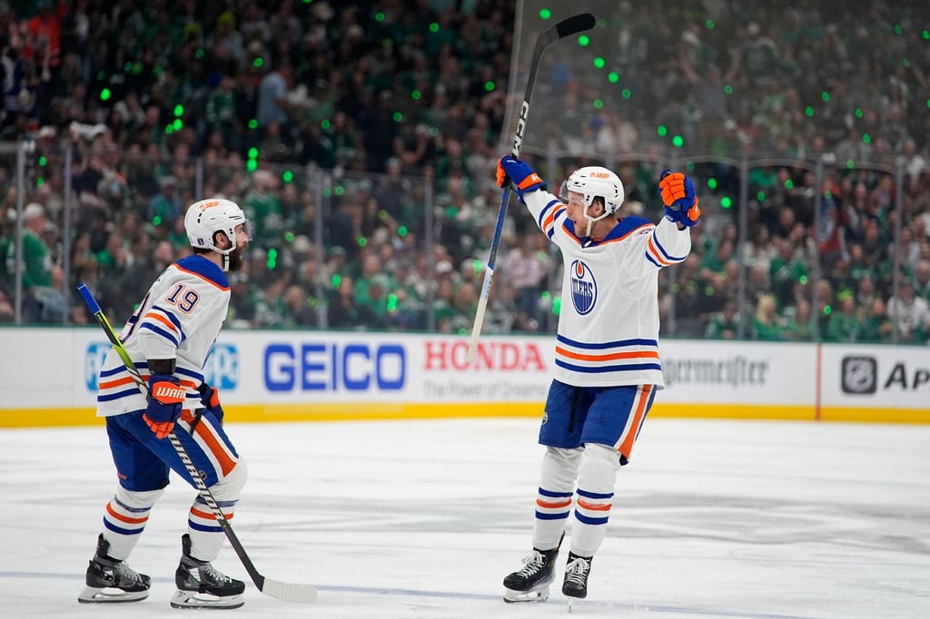 Philip Broberg (r.) feiert seinen Treffer gegen die Dallas Stars in den NHL-Playoffs.