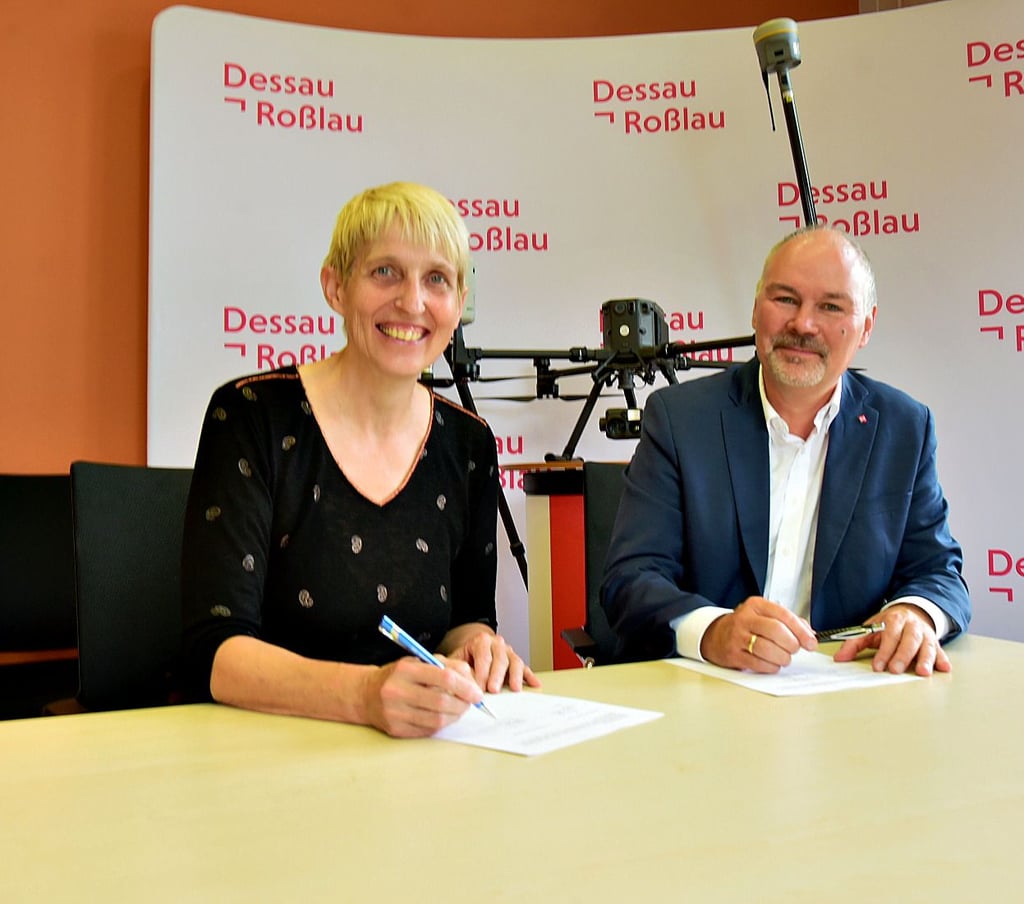 Die Bau-Beigeordnete Jacqueline Lohde und der Präsident der Hochschule Anhalt, Jörg Bagdan unterzeichnen den Kooperartionsvertrag.