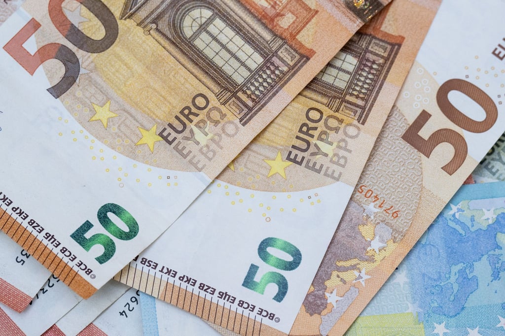 Zahlreiche Euro-Banknoten liegen auf einem Tisch.