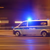 Mit Blaulicht fährt ein Fahrzeug der Polizei zu einem Einsatz.