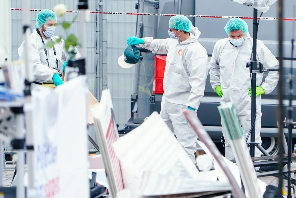 Mitarbeiter der Spurensicherung am Tatort.