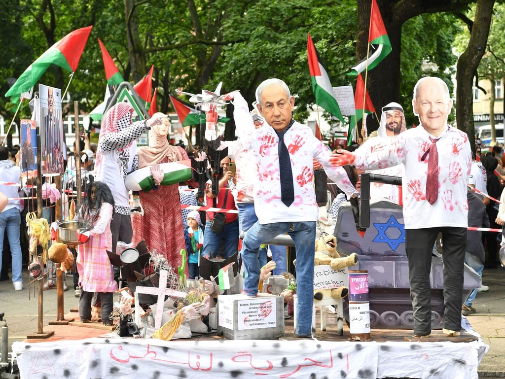 Teilnehmende sind bei einer pro-palästinänsischen Demonstration zu sehen.