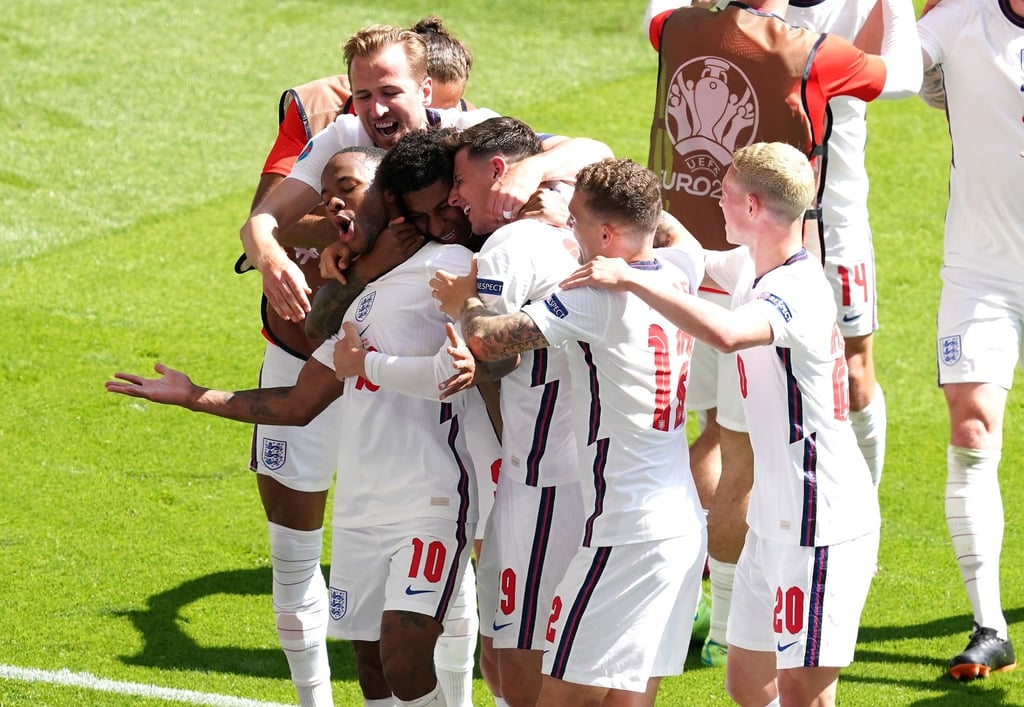 Die englischen Spieler bejubeln die Führung.