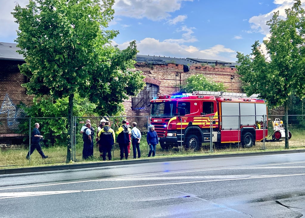 Feuerwehreinsatz am ehemaligen Beatclub in Dessau. Anwohner hatten die Feuerwehr am Sonnabendnachmittag alarmiert, da hier Rauchschwaden aufgestiegen war.