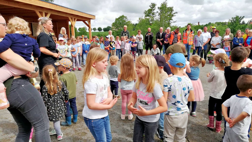 Viel Gewimmel herrschte am Freitag zur Einweihung des Bades in Rehmsdorf. Die Mädchen und Jungen der Kita sangen und tanzten.