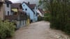 Starke Regenfälle haben in der Ortschaft Hausen bei Bad Ditzenbach im Landkreis Göppingen die Fils über die Ufer treten lassen.