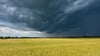 Eine Gewitterzelle mit dunklen Wolken zieht über die Landschaft im Landkreis Märkisch-Oderland.