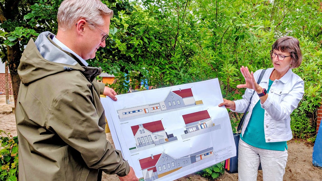 Bürgermeister André Seidig und Sachgebietsleiterin Gabriela Günther stellen die Pläne für die Kita „Sonnenblume“ vor.
