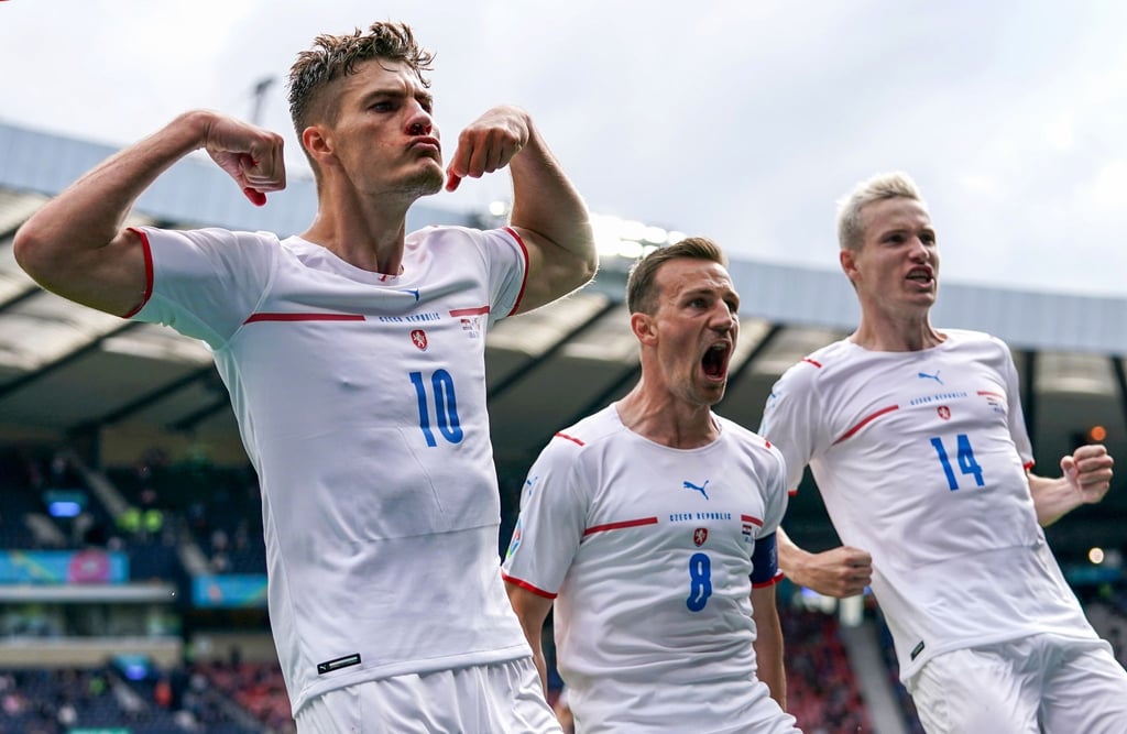 Patrik Schick (l-r) aus Tschechien feiert mit Vladimír Darida und Jakub Jankto nachdem er bei einem Elfmeter die Führung für seine Mannschaft erzielte.