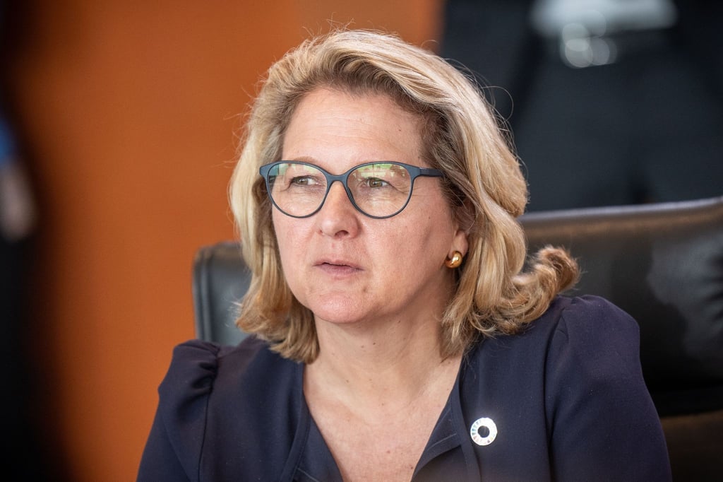 Svenja Schulze (SPD), Bundesministerin für wirtschaftliche Zusammenarbeit und Entwicklung wartet auf den Beginn der Sitzung des Bundeskabinetts im Bundeskanzleramt.
