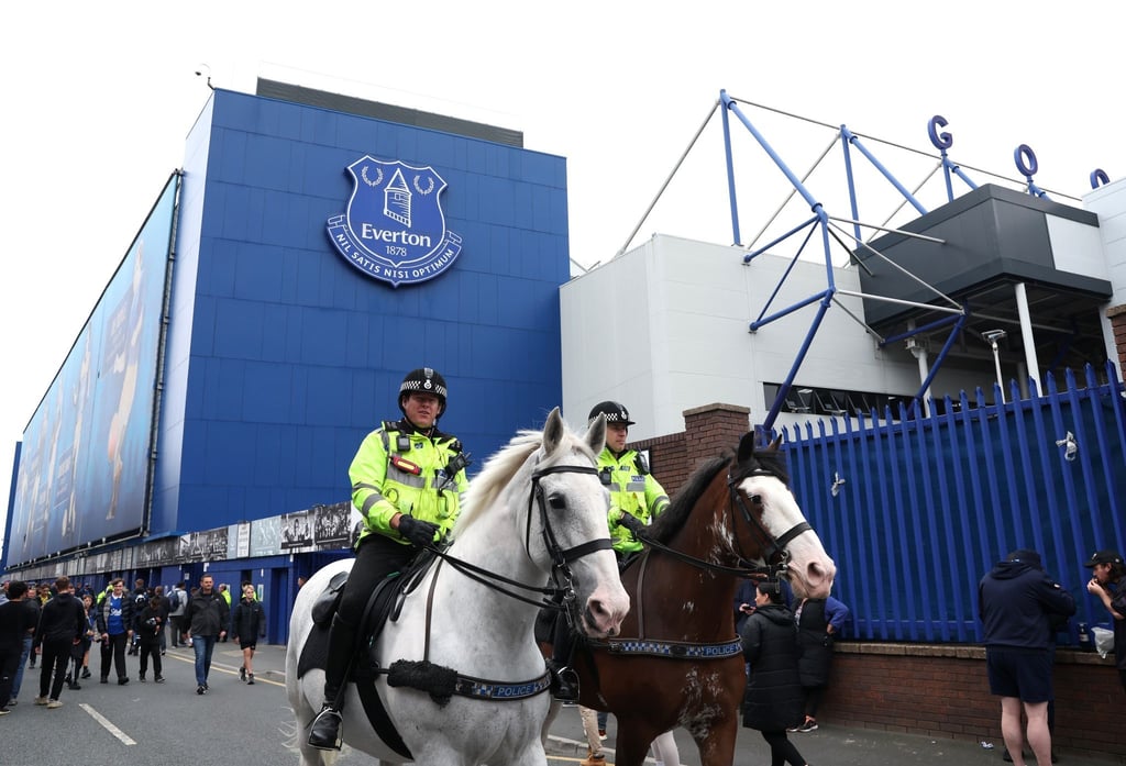 Zwei Polizisten reiten vor dem Spiel am Goodison Park vorbei.