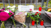 Kerzen, Blumen und ein Blatt Papier mit der Aufschrift „Gegen Terror“ stehen am Tatort auf dem Mannheimer Marktplatz.