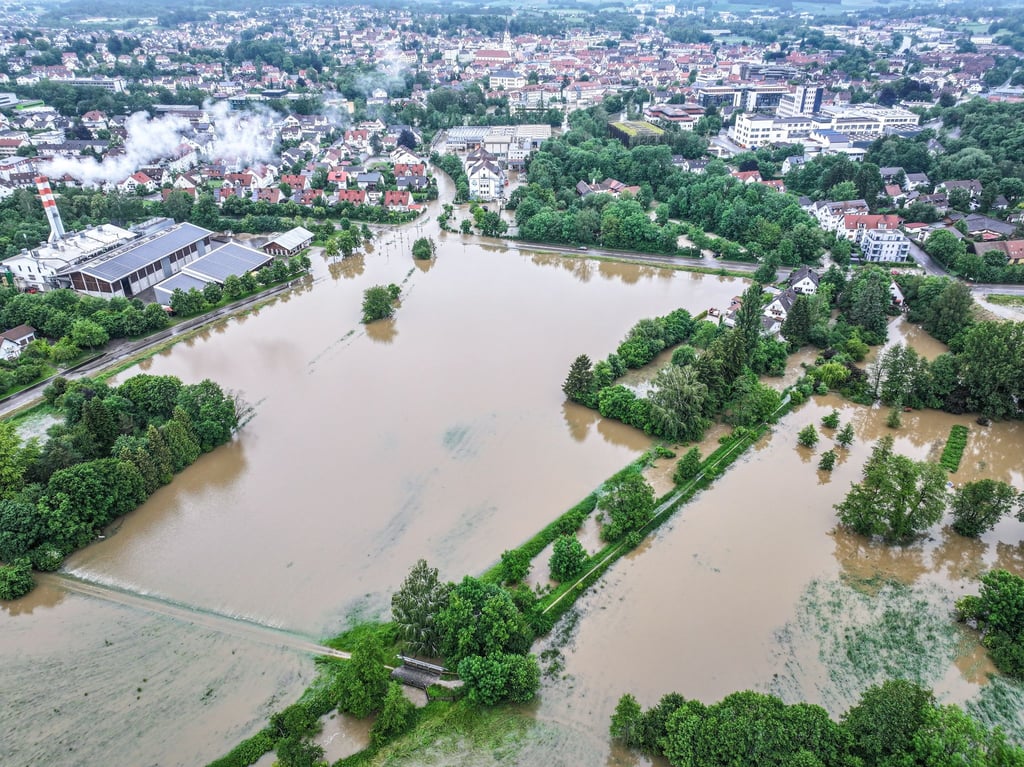 Luftbildaufnahmen zeigen die aus den Ufern getretene Ilm.