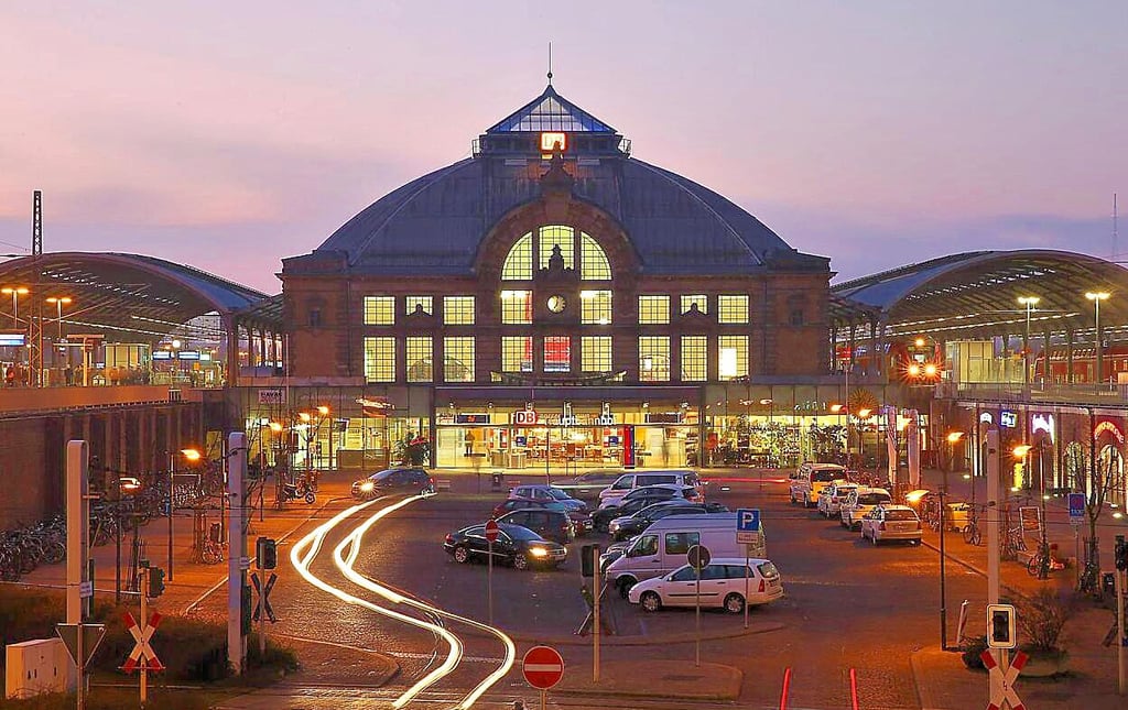 Eindrucksvoll, aber die Turmkuppeln links und rechts des Empfangsgebäudes fehlen an Halles Hauptbahnhof.