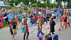 Den Abschluss des Programms der kunterbunten Kindershow in der Kindertagesstätte „Spatzennest“ in Langenweddingen bildet vor über 300 Besucherinnen und Besuchern ein Tanz der Spatzen-Gruppe mit Pompons.